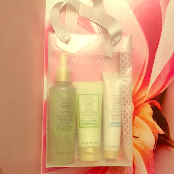 Mary Kay Other - Mary Kay White Tea & Citrus Satin Hands Set Mary Kay Other - Mary Kay White Tea & Citrus Satin Hands Set